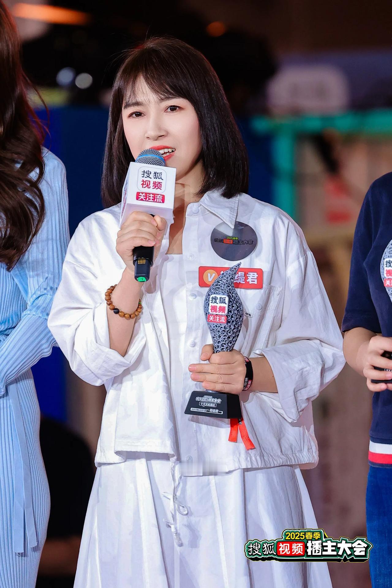 我来领奖啦🏆
来搜狐视频六年了，这是对我莫大的认可～
感谢张老师，让我们这些普