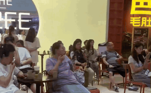 七夕北京一火锅店排队超500桌看来“烟火气”才是年轻人眼里的顶级浪漫，热气腾腾的