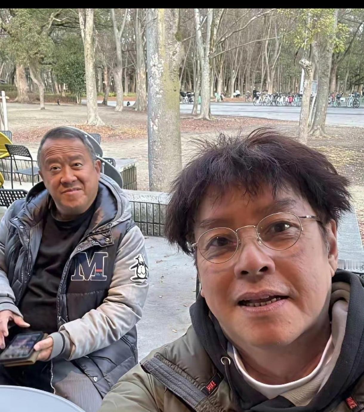 谭校长与曾志伟都是上七十岁的人。校长发量如此多密！谭咏长处于退休状态，休闲式活动