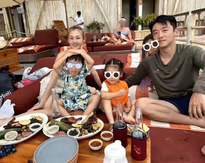 郑恺苗苗三个孩长这么大了 郑恺苗苗三个孩长这么大了，感觉几个小孩年纪相差不大欸！