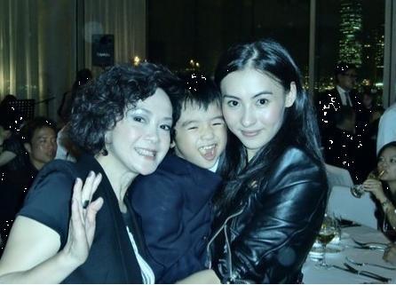 张柏芝最幸福的时期应该是在大儿子还小的时候，她那么喜欢孩子，儿子长得可爱又帅气。