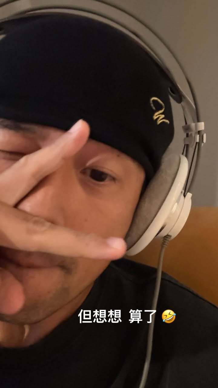 杰伦：竟然弄了一首听了会不自觉微笑的歌曲 跟下雨无关 很想跟大家分享一小段 像小