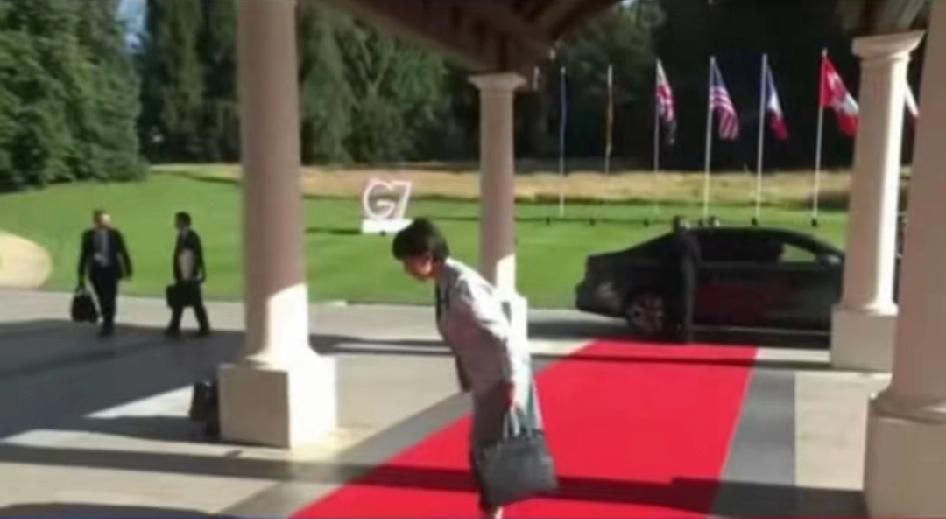 G7峰会开幕，高妹抵达会场，独自走红毯，走了几步，突然停下来，对着空气一鞠躬，难