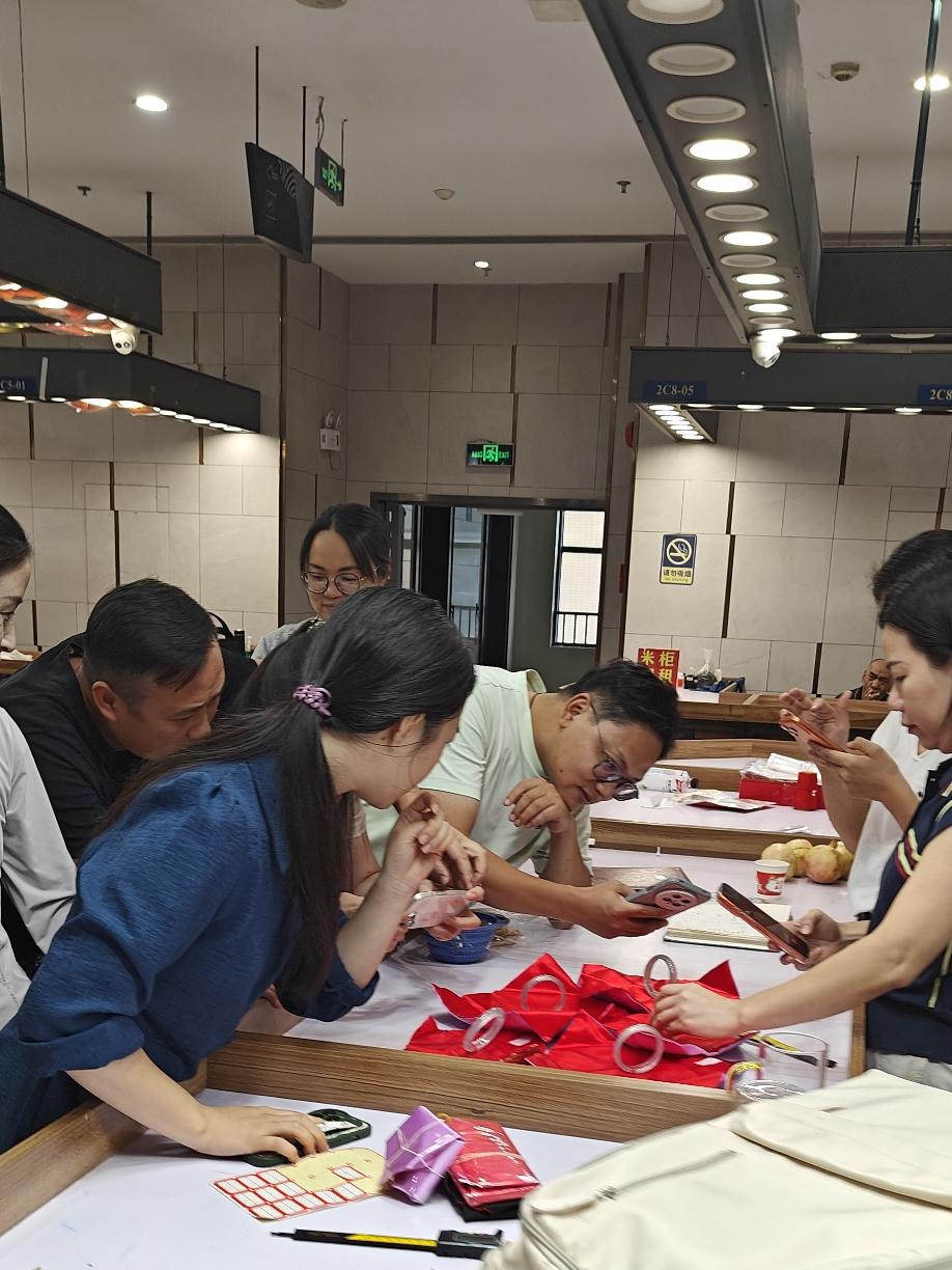 什么样的翡翠手镯好?选翡翠手镯，主打一个“人间清醒”！

种水必须拿捏：玻璃种是