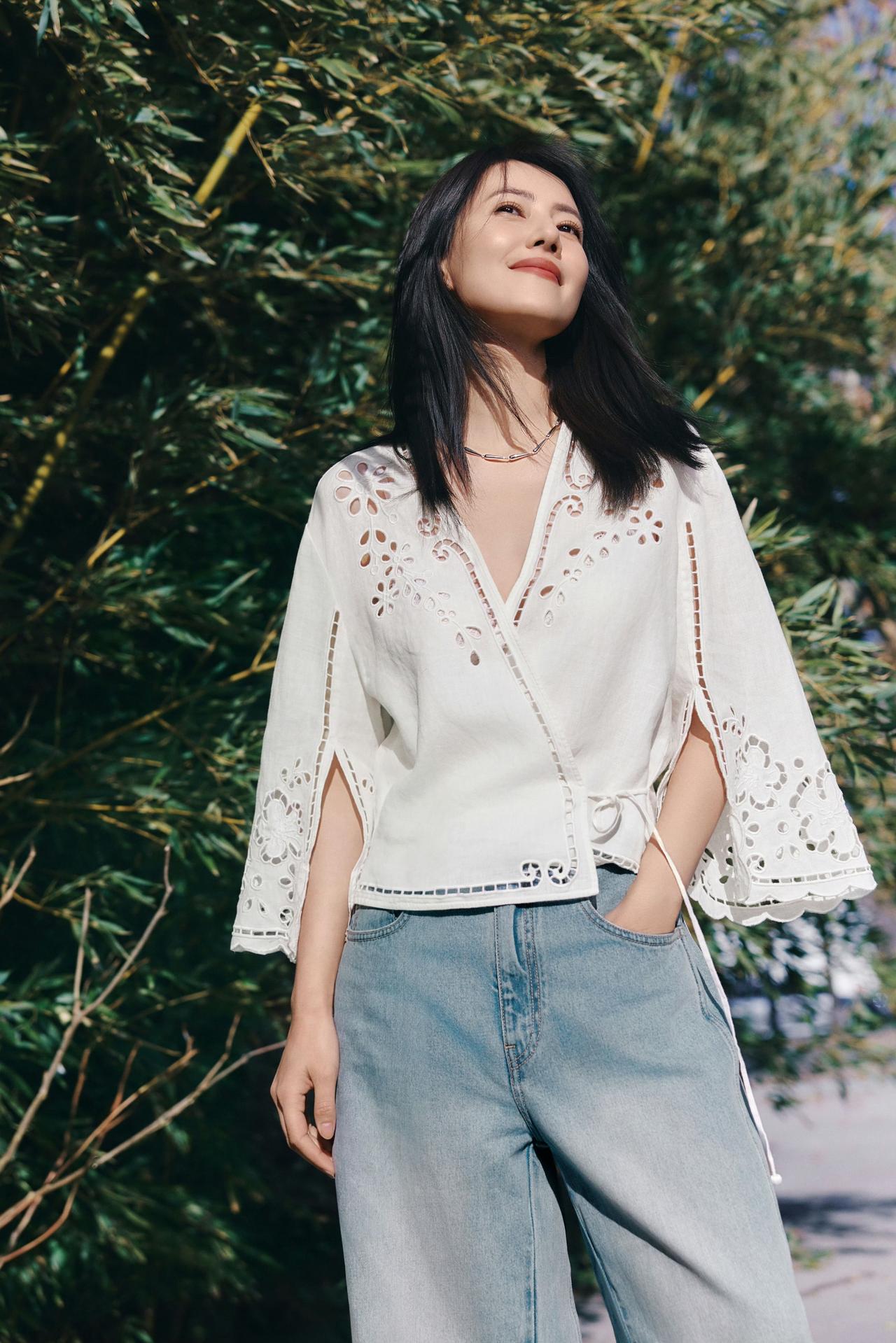 白衫的镂空细节，是初夏的温柔伏笔；阔腿牛仔裤的随性，藏着不费力的高级。于绿意盎然
