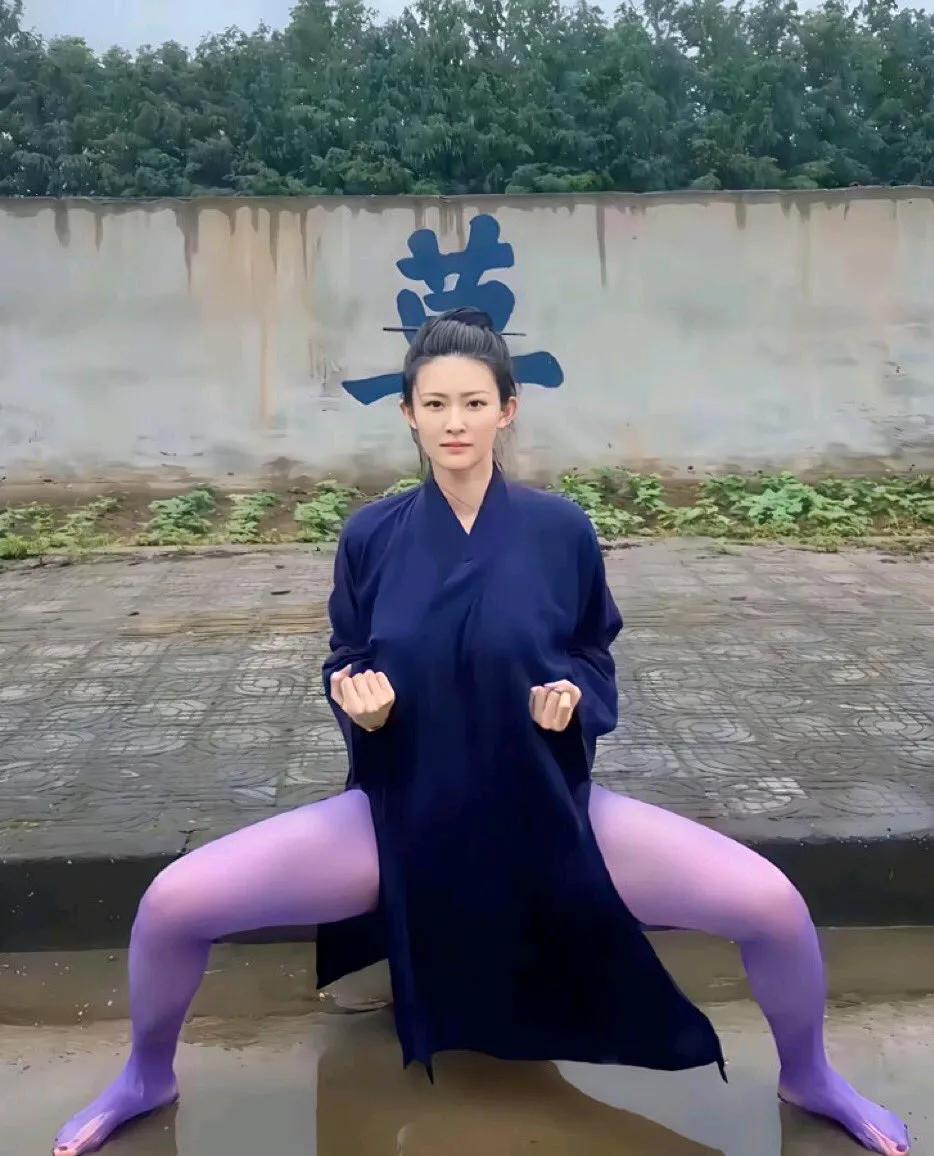 有人说小师太是在蹲马步或者摆拍
其实看过原视频的都知道是在练八段锦
小师太的姿势