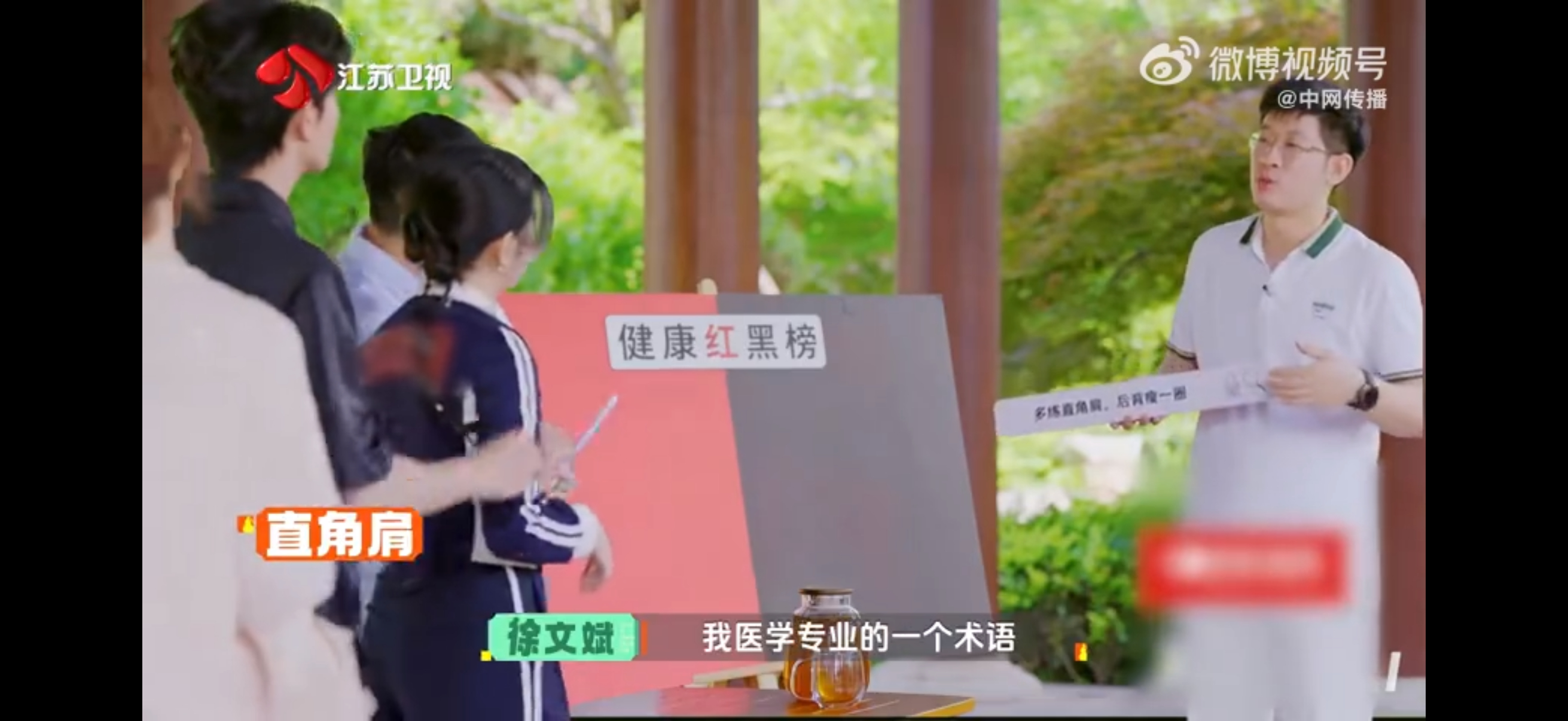 直角肩天鹅颈其实是颈椎病别再拿命凹造型了😂好看的体态千千万，犯不上跟颈椎过不去