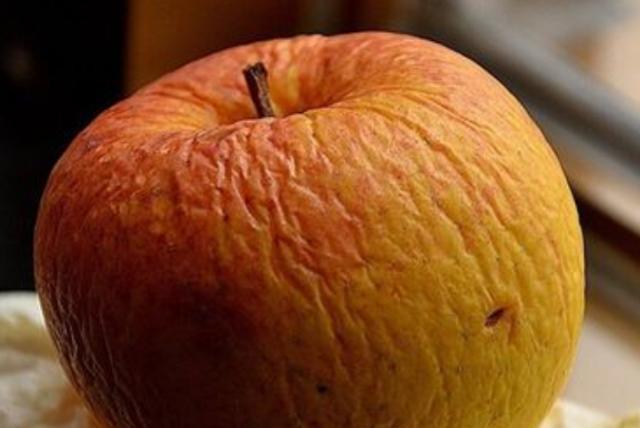 两个月前买的苹果吃下去会怎样？也许，你会像这个女子一样。
浙江东阳的金大姐，吃了