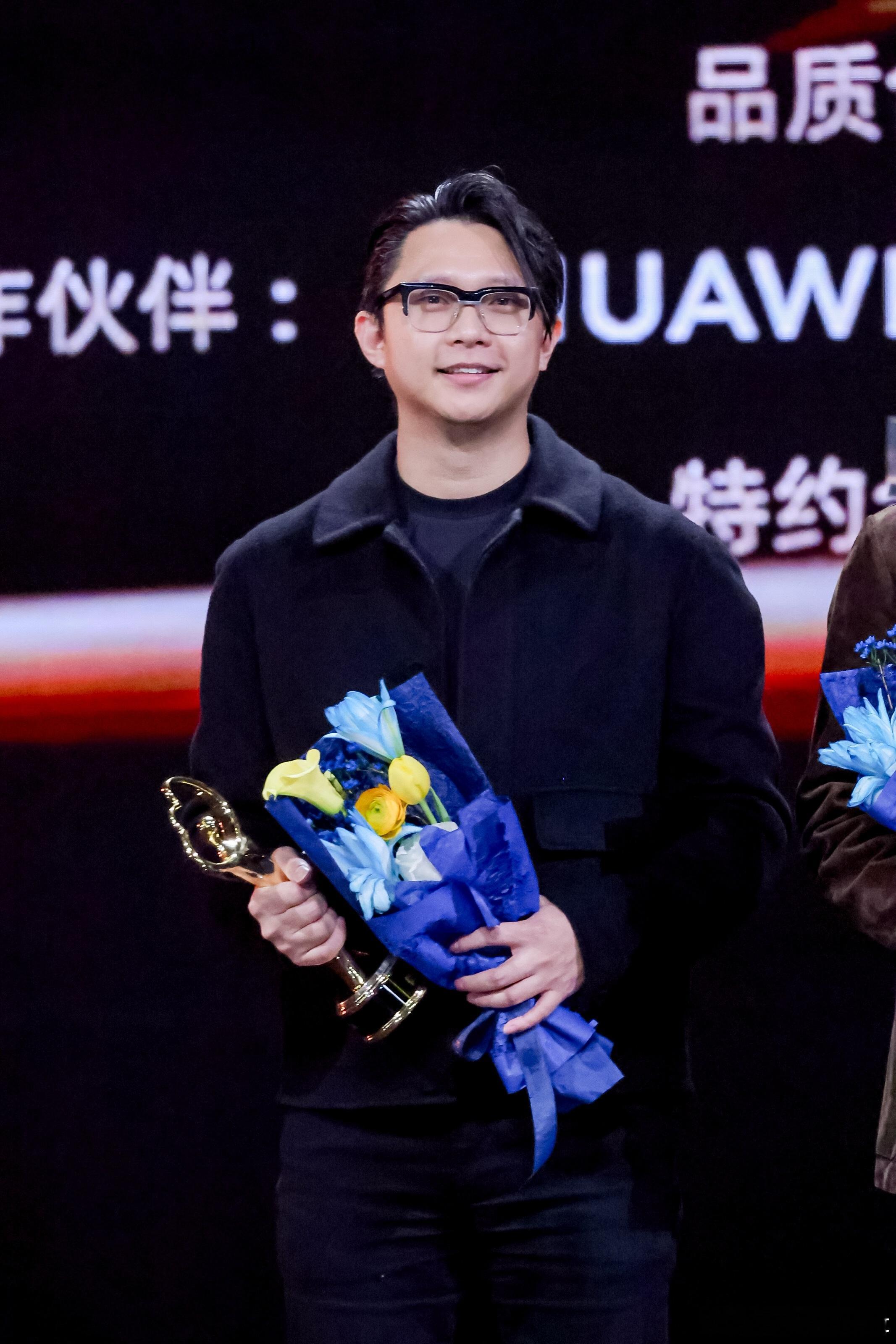 在1月11日晚举行的2024微博之夜上，犯罪悬疑电影《默杀》的导演柯汶利荣获微博
