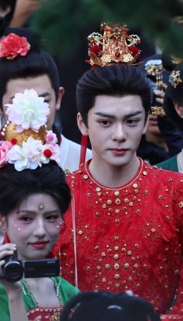 曾舜晞鹤男中式婚服 古风大婚独有的温柔浪漫拉满，全套中式红色婚服相得益彰，曾舜晞
