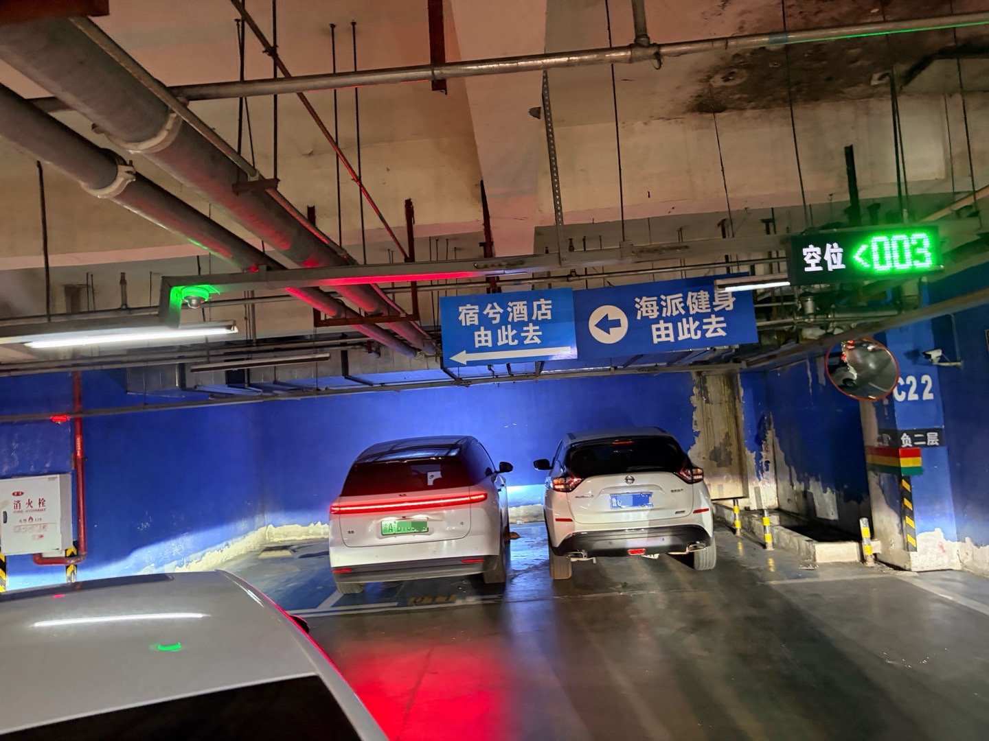 自爆了。这车位我只能靠左压线停车，不然右边车司机上不了车。其实他是没经验，他这个