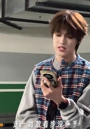 张泽禹唱两三句 火速来听张泽禹的《两三句》！少年的声线裹着温柔，直接把耳朵熨帖得