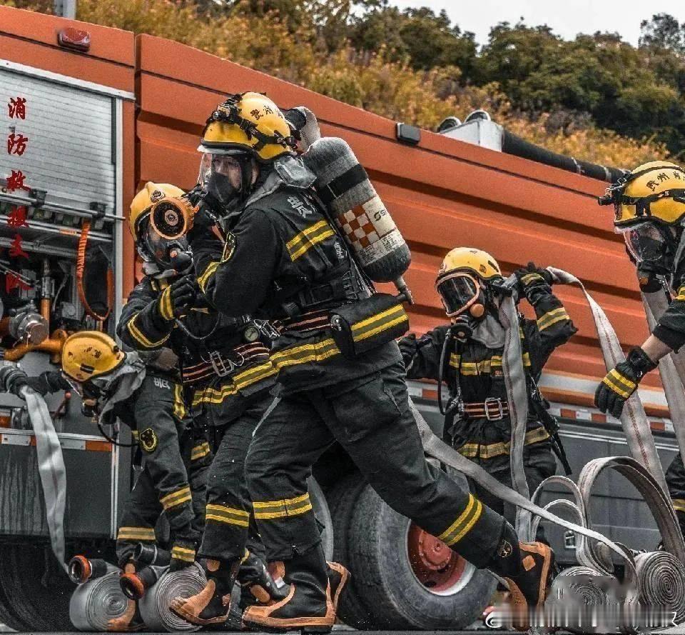 通过激战之后的消防兵哥，迅速脱下了沉重的臭胶靴。画面感人！ ​​​