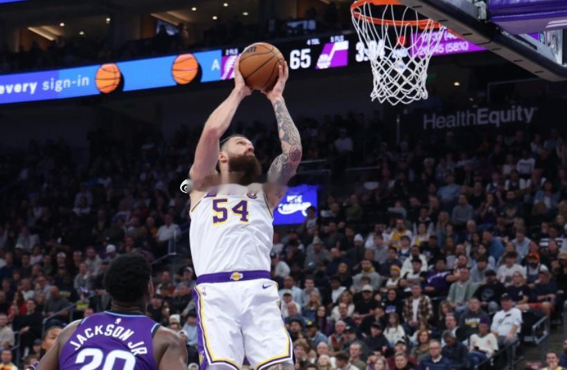 NBA常规赛，湖人客场对阵快船。赛前，湖人主帅雷迪克接受了媒体采访，谈到了球队本