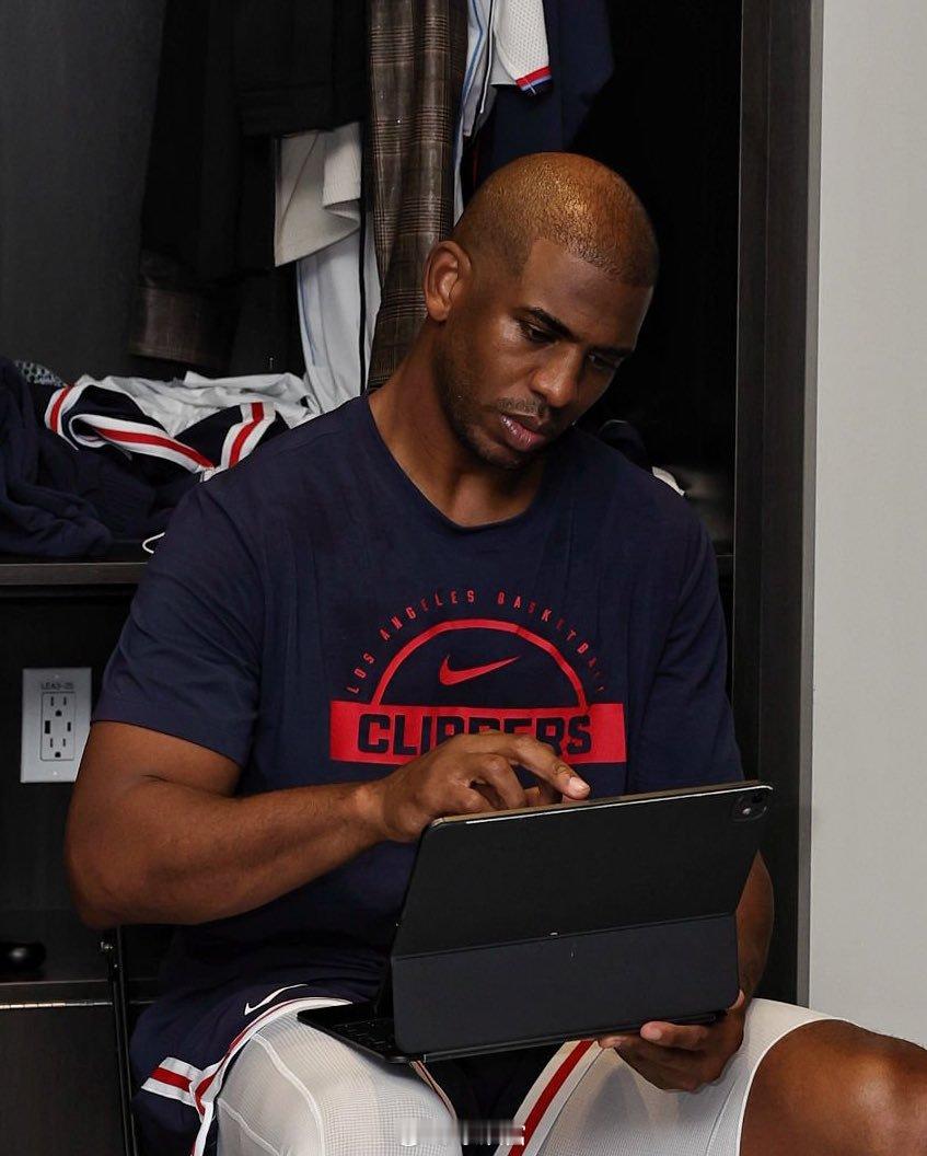 还是名记拉蒙纳·谢尔本的爆料，保罗赛季初期为了凝聚球队，邀请队友们一起去他在NF