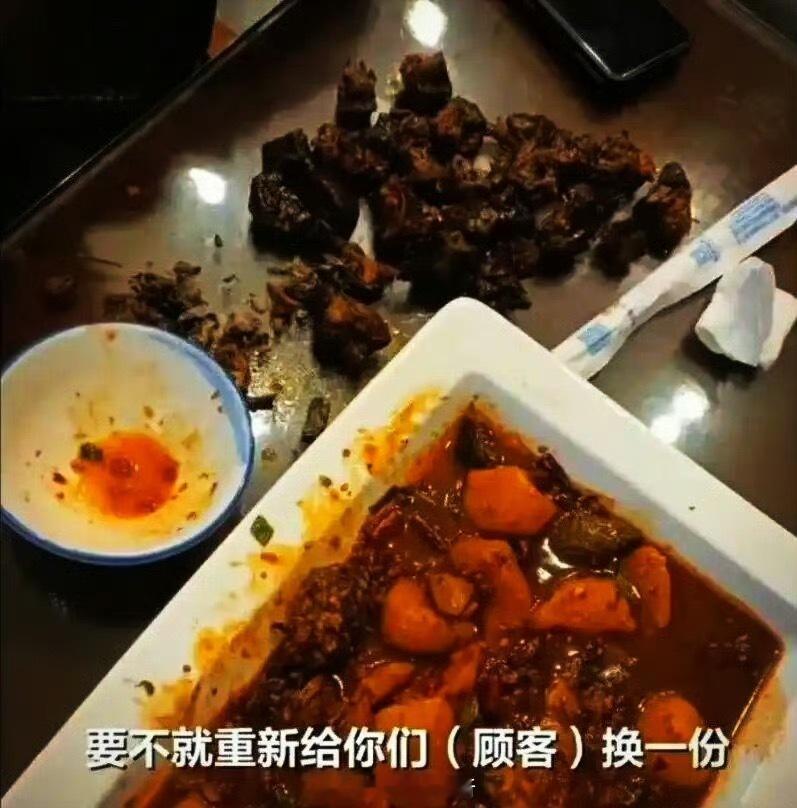 市监回应黄焖鸡里吃出24个鸡头云南墨江一餐馆黄焖鸡吃出24块鸡头引发热议。店家称