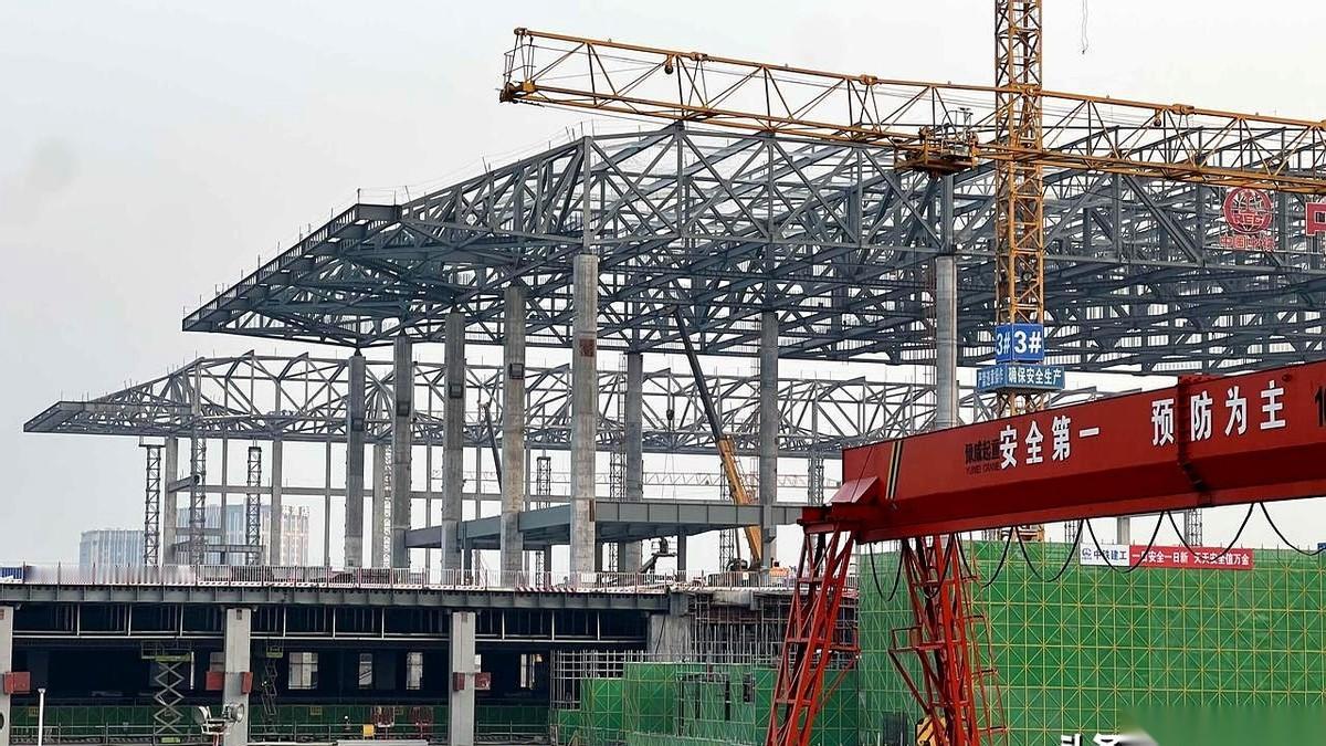 我的天，路过火车北站，差点没敢认。
就几天没走那条路，再一看，南广场那边已经“浮