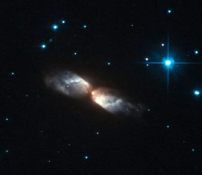 在 Cygnus，一颗恒星正处于其最后转变的中途。IRAS 20068+4051