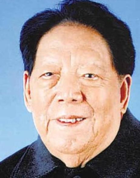 1996年。离休的铁瑛将军正在家里看报纸。就在这时，女婿走了进来。女婿说：爸！你