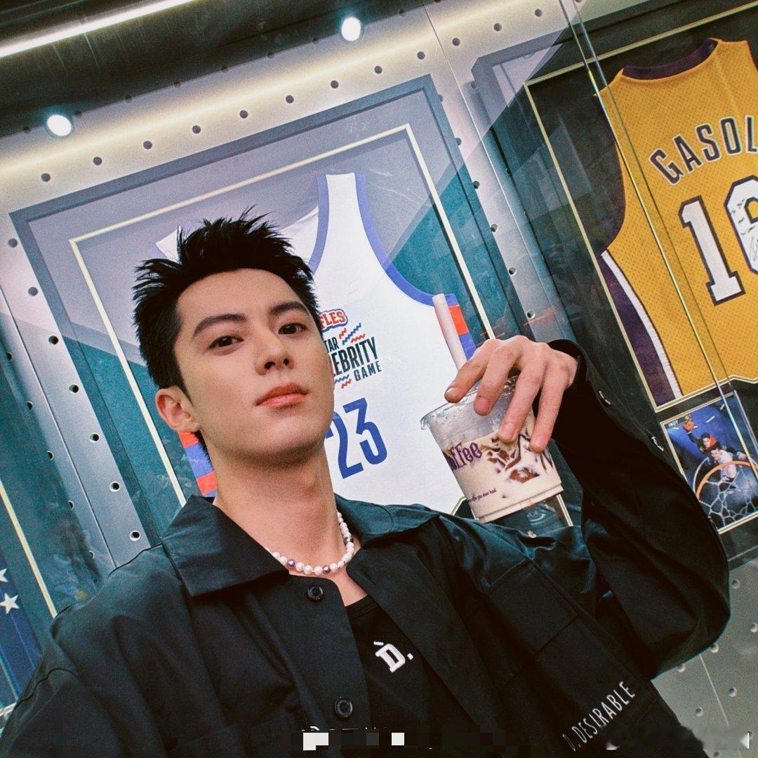 #王鹤棣520黑夜告白#王鹤棣，520快乐，兄棣伙篮球火爱你💜💜💜​​​