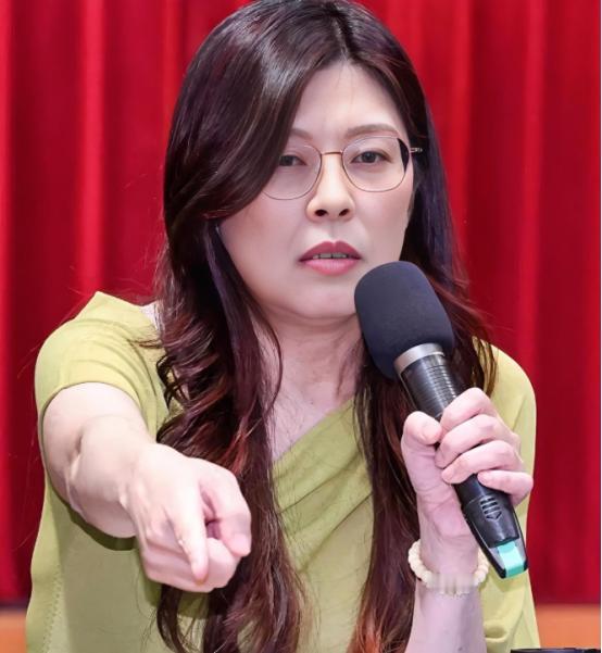 不管是馆长还是郑丽文，一定要明白一个真相！那就是千万不要认为，大陆数亿人对你们强