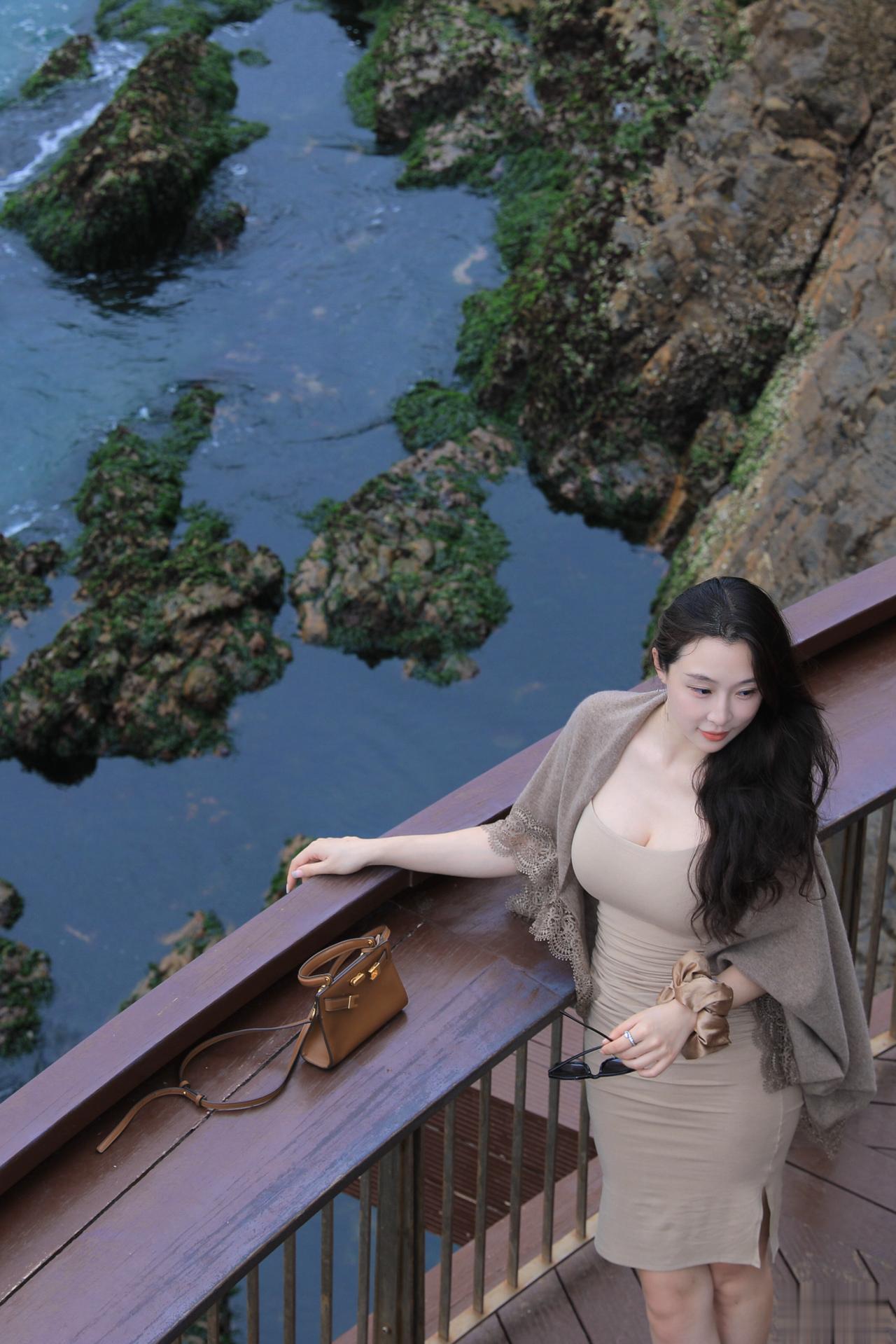 刚才刷到这张我手一抖直接把手机钢化膜摔碎了，真不怪我手笨，这冲击力直接给我CPU