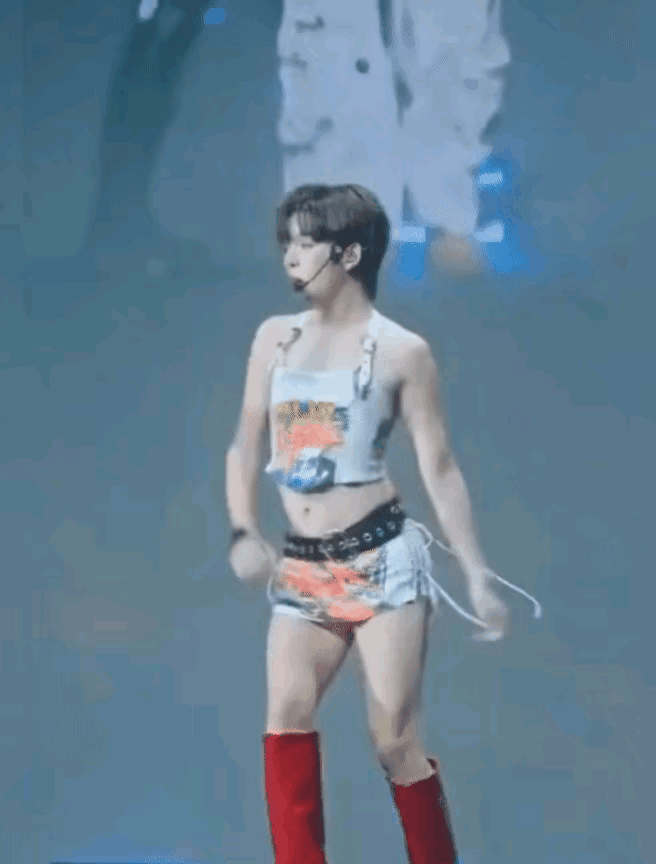 看不懂这个娱乐圈了。谁我也不知道，问AI吧。 