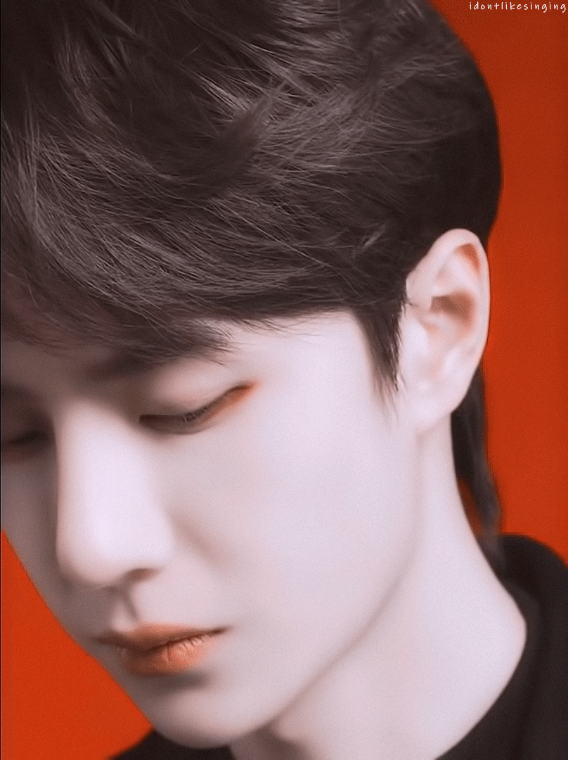 浓艳眼妆勾魂不媚俗，冷硬轮廓焊死最A气场。王一博凭骨相撑起极致浓艳，高级感从不靠