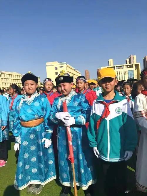 这不是衣服芯坏了，是良心坏了。
薄膜虽然隔风，但是不应该出现在校服里面。
校服就