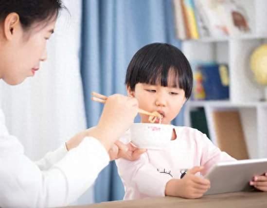 毁掉孩子脾胃的，从来不是零食而是很多家长在犯的3个吃饭坏习惯