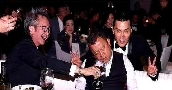 慈善晚宴进行到一半，曾志伟低头就睡，全场笑得更欢了。
他秒睡已成保留节目。
朋友