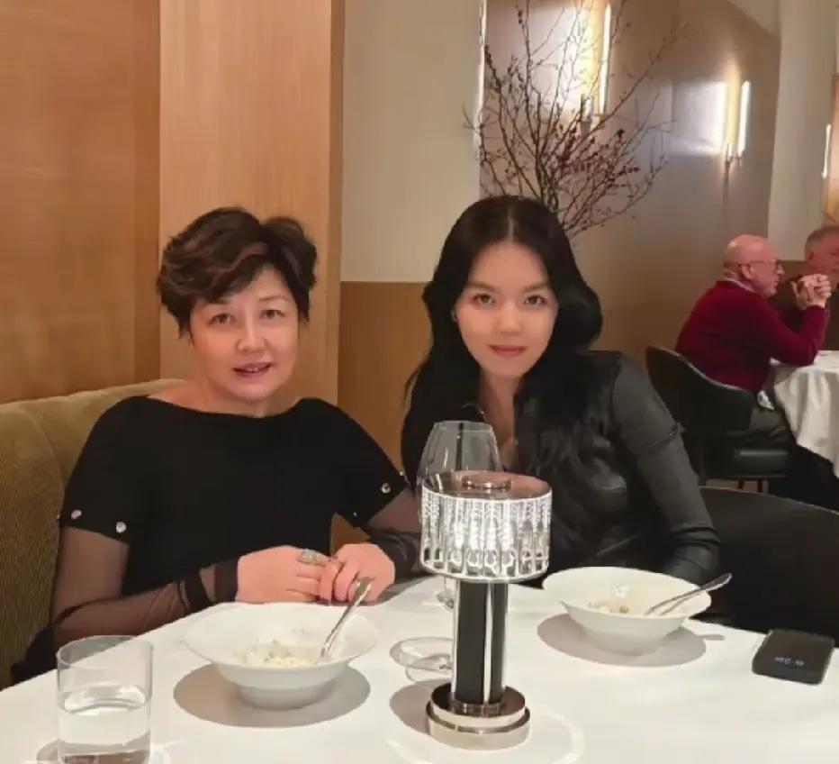 这是哈文与女儿法图麦在纽约餐厅用餐时的一幕，在丈夫李咏走之后，母女俩相依为命，在