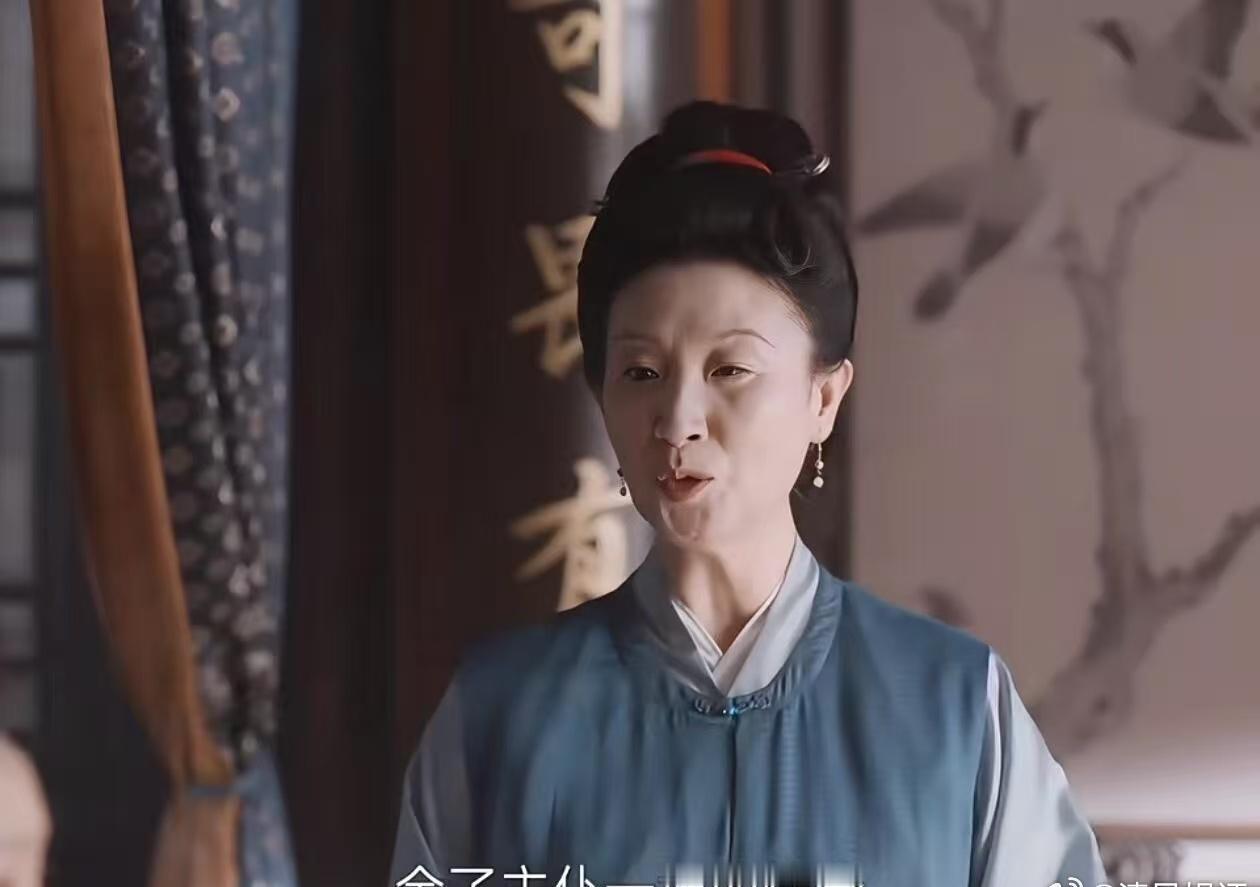 她不是普通嬷嬷，是盛府内宅的“气氛组组长”。大娘子还没急，她先替观众把情绪点满了