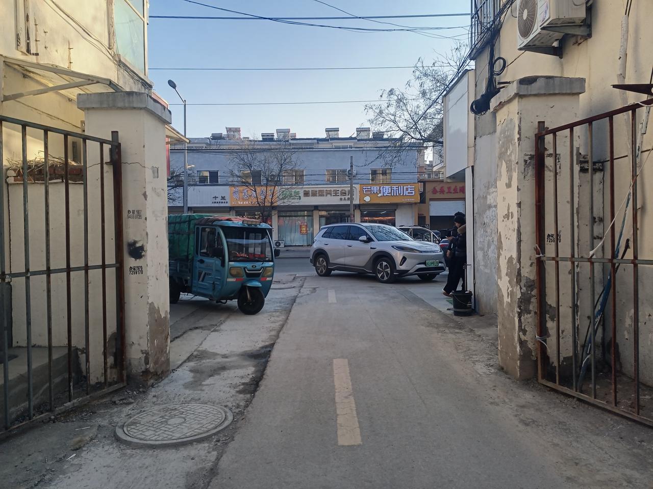 看看！是小区的大门小了，还是“司机师傅”们是高人？！
车辆进出要高喊你“师傅挪下