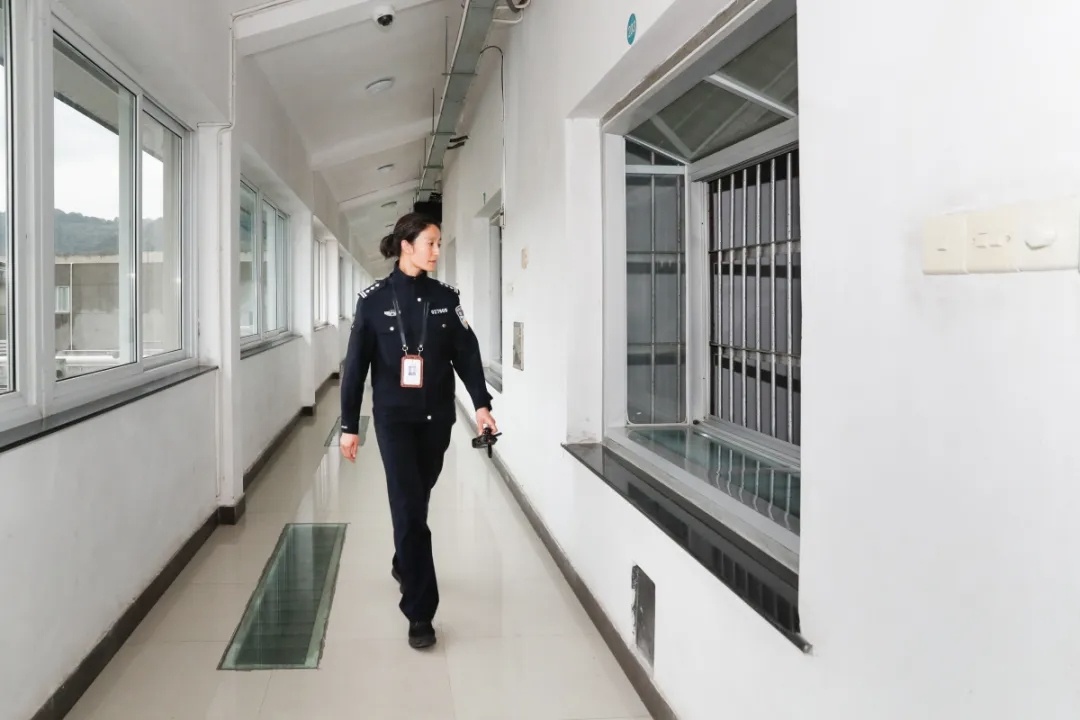 宁波宁海女警二十年坚守高墙暖人心 一把磨亮的谈心凳，一本写满心事的记录册，一个装