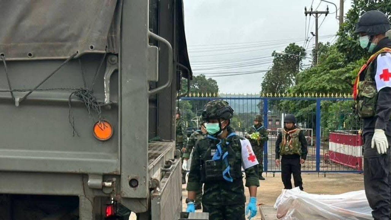 泰国军方开始移交阵亡柬埔寨士兵的遗体，而柬埔寨却一具泰国士兵遗体也拿不出来。
