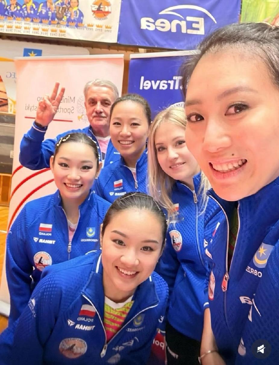 乒坛美女天团！颜值实力双在线😍
 
这张合照也太养眼了吧！韩莹、何卓佳还有一众