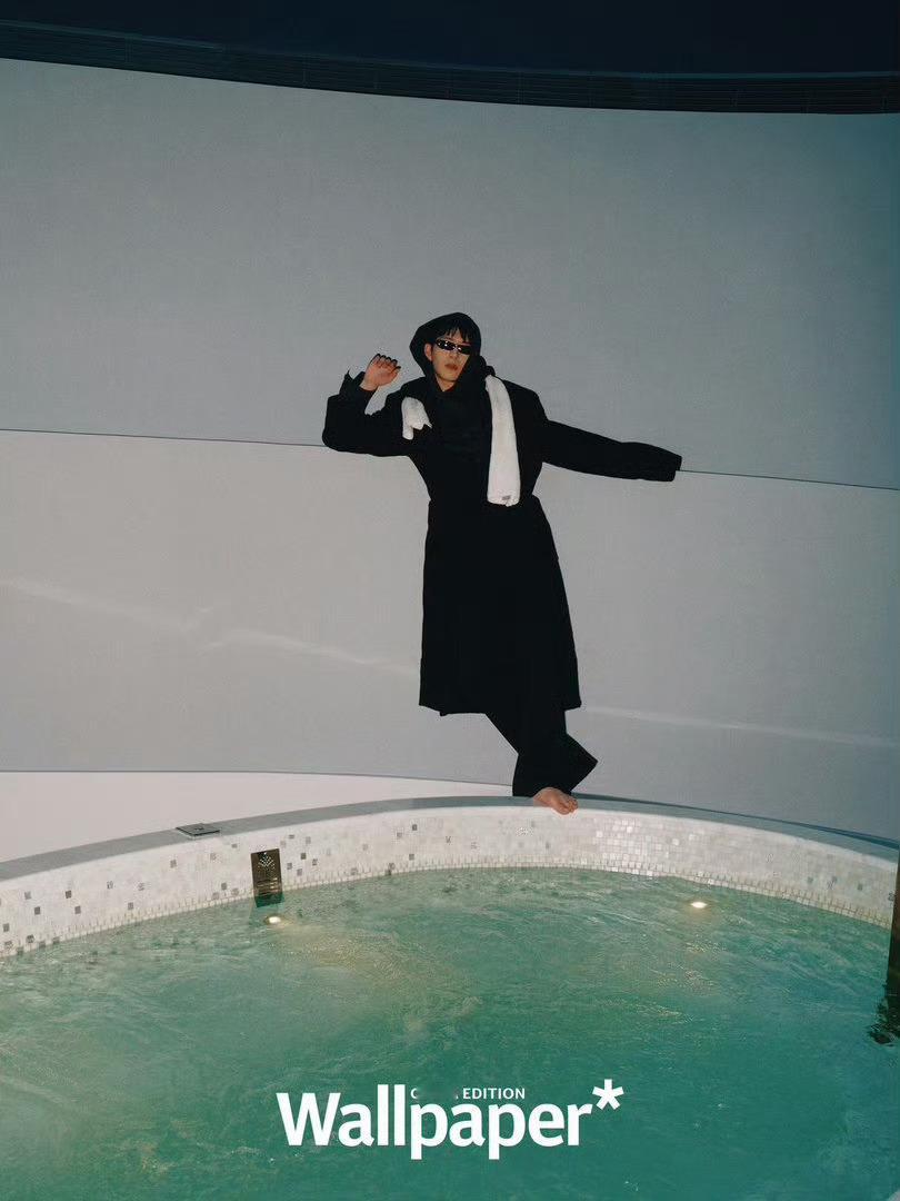 井柏然硬照天才井柏然宽肩西装杀考古井柏然海边露背大片，利落线条野性十足，松弛与张