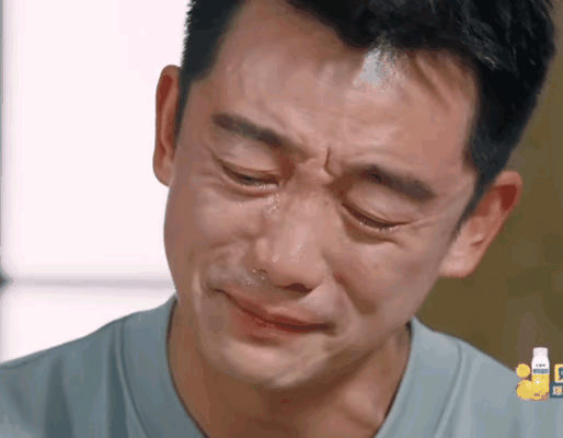 郑恺这一家子总给人一种婚姻生活很苦很累的感觉。
照理说人家明星不缺钱，生仨娃也不