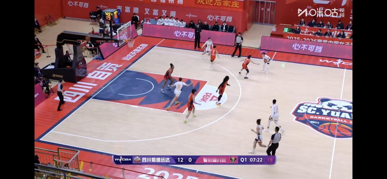 四川女篮首节内外结合、多点开花

第一节打出来的效果是如我早上发文所设想的那样，