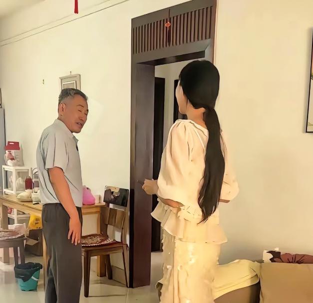 广西，一位女子的妈妈生病住院了，急需要20000元的住院费。

女子的账户里也没