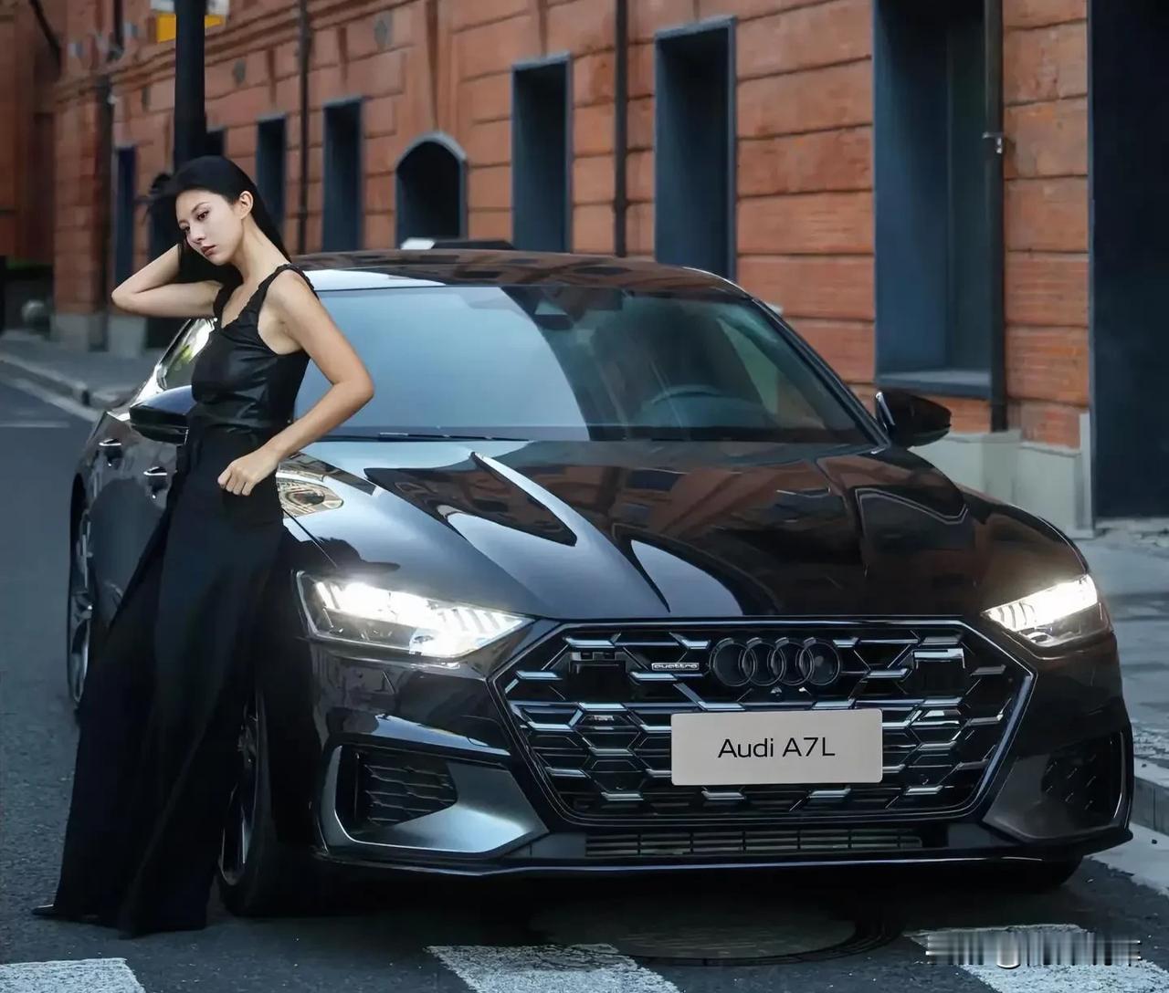 奥迪A7L作为轿跑行政豪华车，上汽在德系豪华底子上做了本土化调整。

5米出头的
