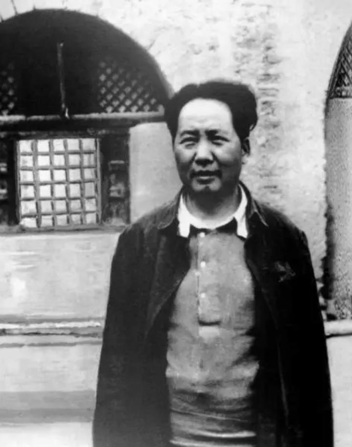 说起经典军事战例，大家第一时间都会想到四渡赤水，堪称战术天花板。

但1947年