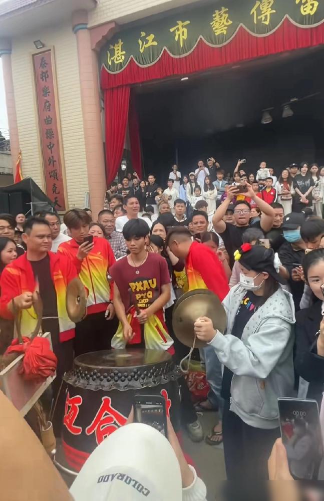 百年老规矩就这么破了，湛江迈合村头一次让女人上头香，点香的正是那个在巴黎跳出水花