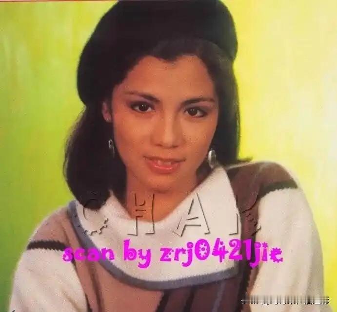 永远的翁美玲🍎
贝雷帽斜搭在发间，
将她的眉眼衬得愈发精致，
圆润的耳坠在耳畔