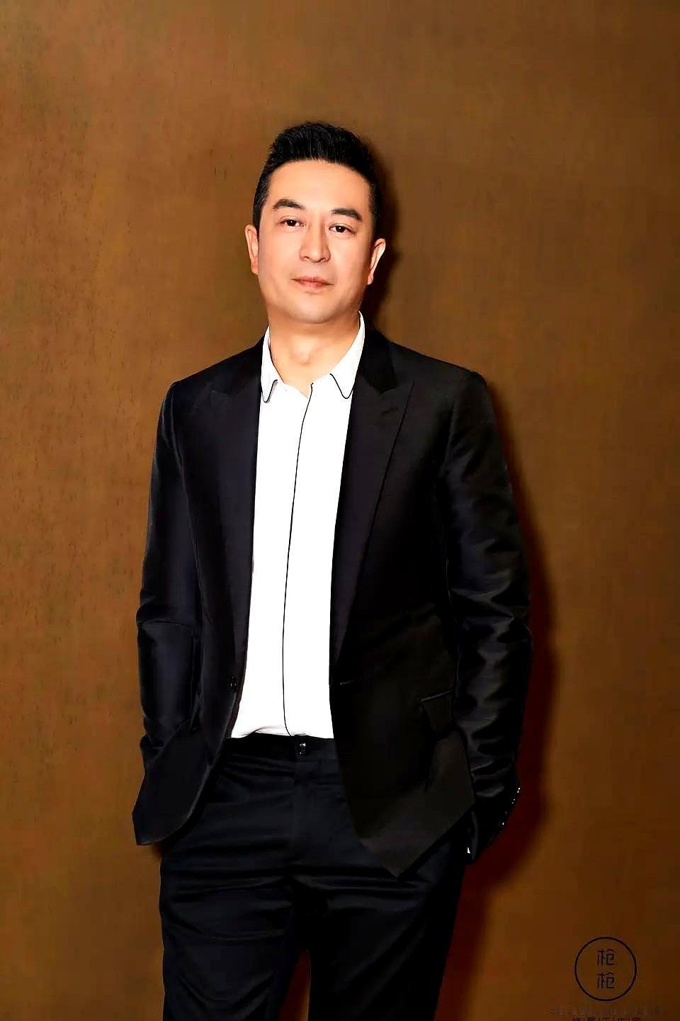 每天靠滚烫的热水袋敷背才能站直，一开机却能把人演活。

端着碗，眼泪无声砸进饭里
