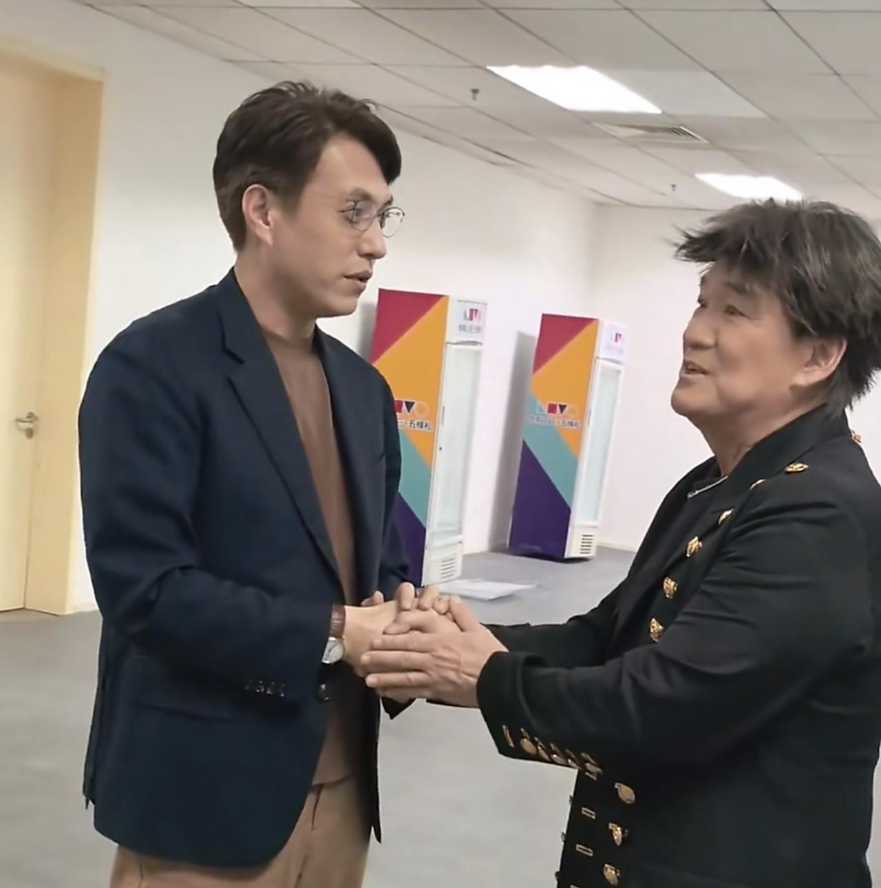 靳东：华健大哥，北京站唱得怎么样？我特意来后台给你加油。

周华健：东哥，你怎么