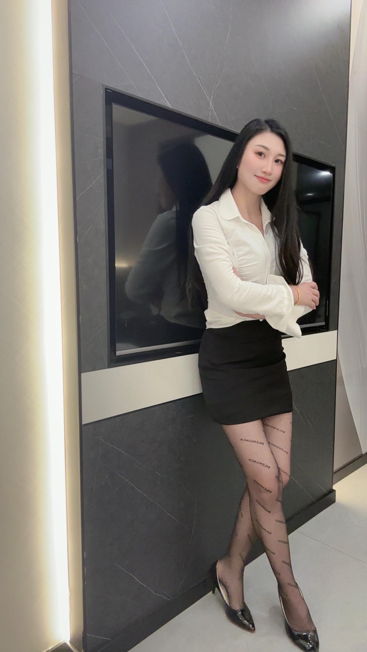 与其抱怨环境 ；不如提升自己 ；当你足够优秀世界自然会给你让路高跟鞋穿搭秀职业装