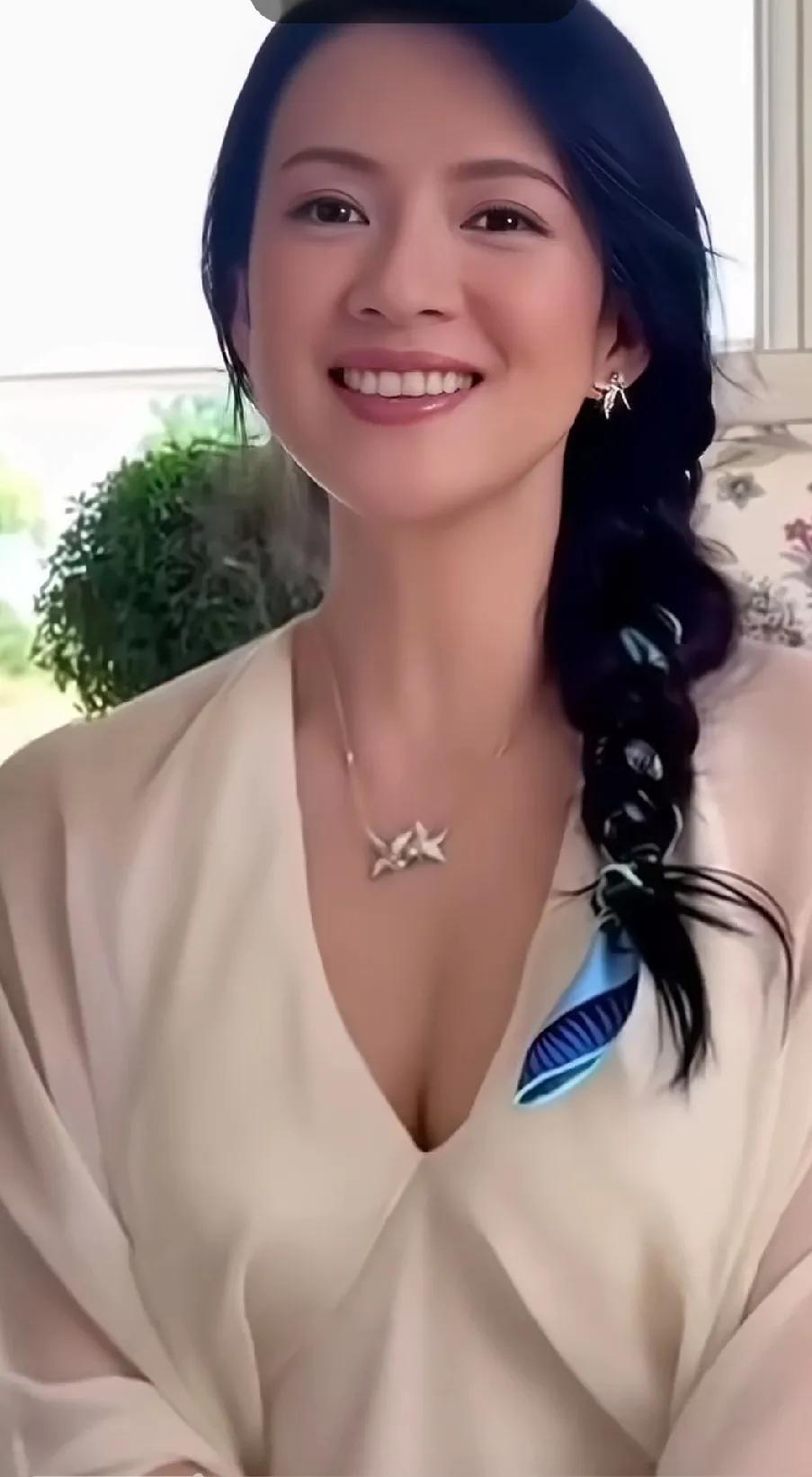 章子怡刚跟汪峰离婚的时候，老了，憔悴了很多，现在又回春了。变成了以前那个风光无限