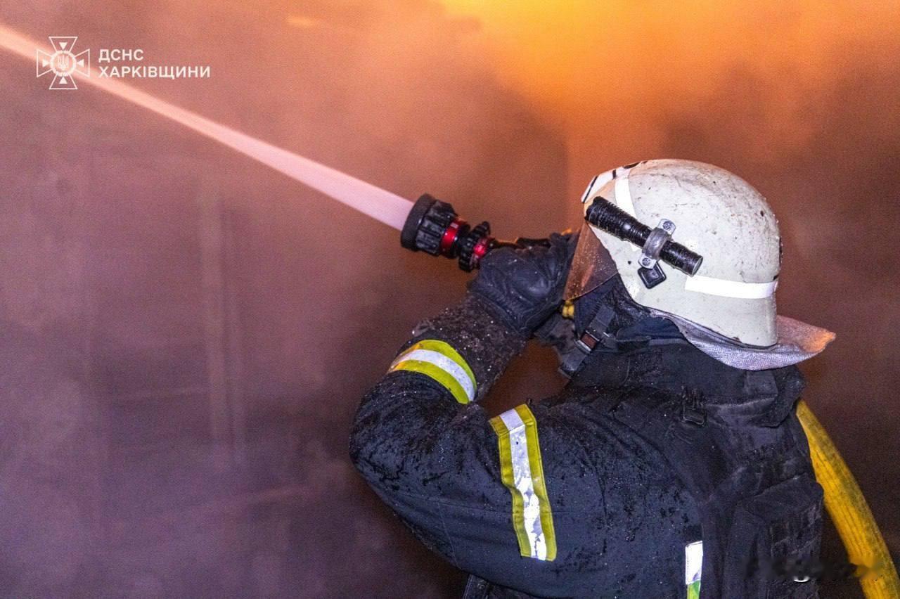 11月24日凌晨，俄军无人机袭击导致哈尔科夫3栋住宅楼和1处基础设施起火。